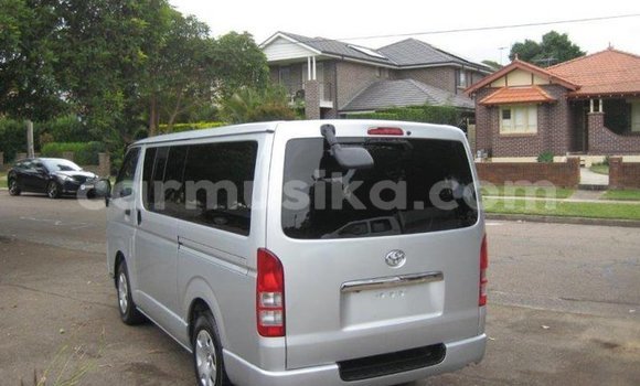 Buy Used Toyota Hiace White Car in Beitbridge in Matabeleland South Buy Used Toyota Hiace White Car in Beitbridge in Matabeleland South