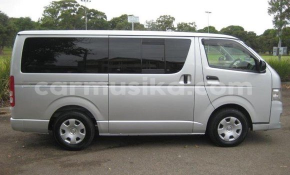 Buy Used Toyota Hiace White Car in Beitbridge in Matabeleland South Buy Used Toyota Hiace White Car in Beitbridge in Matabeleland South