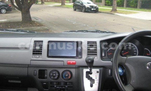 Buy Used Toyota Hiace White Car in Beitbridge in Matabeleland South Buy Used Toyota Hiace White Car in Beitbridge in Matabeleland South