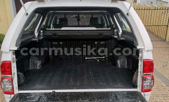 Tenga Tsaru Toyota Hilux Chena Mota in Beitbridge in Matabeleland South Tenga Tsaru Toyota Hilux Chena Mota in Beitbridge in Matabeleland South