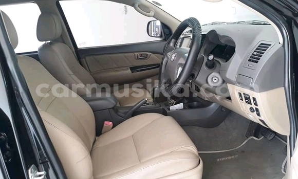 Nunua Ilio tumika Toyota Hilux Nyeusi Gari ndani ya Beitbridge nchini Matabeleland Kusini Nunua Ilio tumika Toyota Hilux Nyeusi Gari ndani ya Beitbridge nchini Matabeleland Kusini