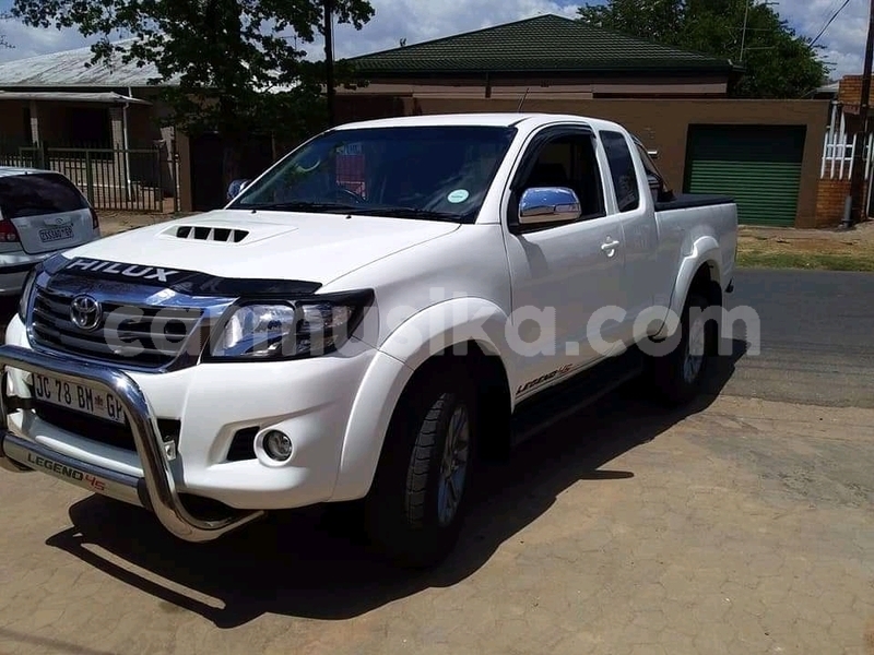 Big with watermark toyota hilux matabeleland south beitbridge 9577