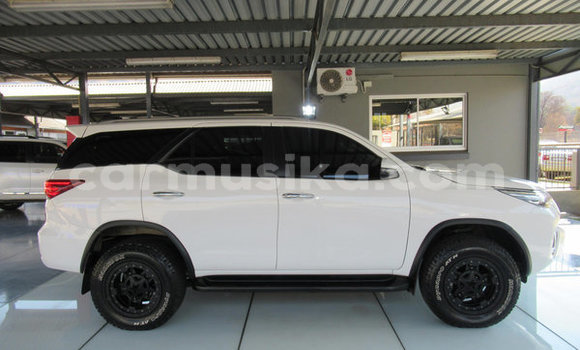 Acheter Occasion Voiture Toyota Fortuner Blanc à Beitbridge, Matabeleland South Acheter Occasion Voiture Toyota Fortuner Blanc à Beitbridge, Matabeleland South