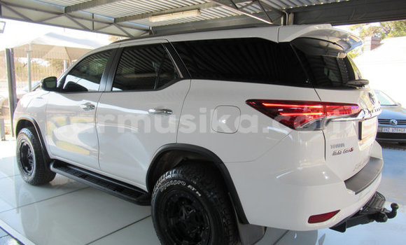 Acheter Occasion Voiture Toyota Fortuner Blanc à Beitbridge, Matabeleland South Acheter Occasion Voiture Toyota Fortuner Blanc à Beitbridge, Matabeleland South