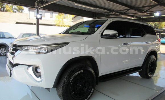 Acheter Occasion Voiture Toyota Fortuner Blanc à Beitbridge, Matabeleland South Acheter Occasion Voiture Toyota Fortuner Blanc à Beitbridge, Matabeleland South