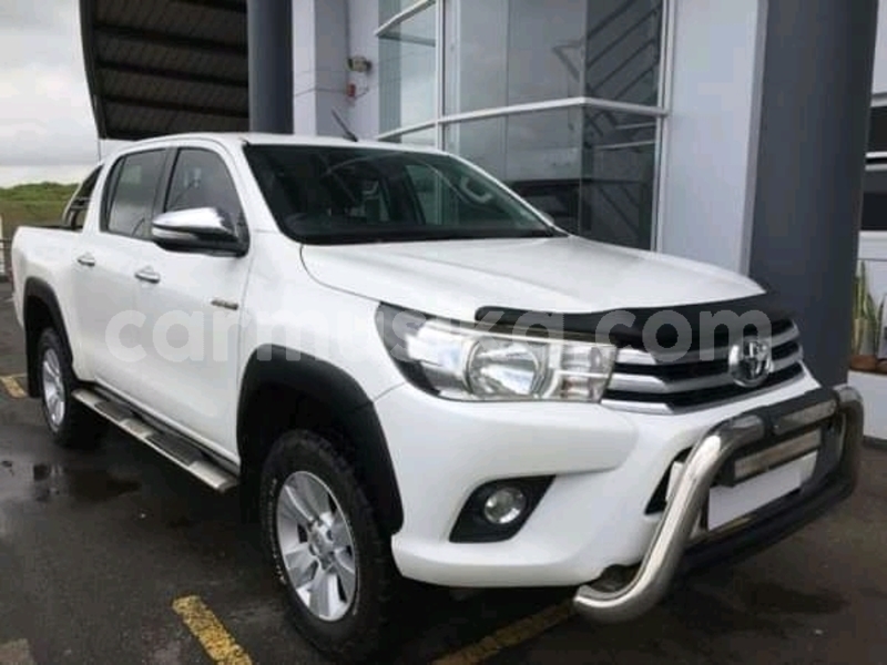 Big with watermark toyota hilux matabeleland south beitbridge 9589