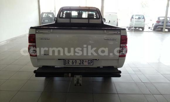 Tenga Tsaru Toyota Hilux Chena Mota in Beitbridge in Matabeleland South Tenga Tsaru Toyota Hilux Chena Mota in Beitbridge in Matabeleland South