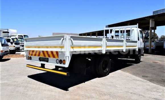 Acheter Occasion Utilitaire Hino 300 Series Blanc à Beitbridge, Matabeleland South Acheter Occasion Utilitaire Hino 300 Series Blanc à Beitbridge, Matabeleland South