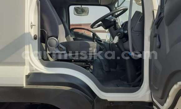 Nunua Ilio tumika Isuzu FTR 850 Nyeupe Lori ndani ya Beitbridge nchini Matabeleland Kusini Nunua Ilio tumika Isuzu FTR 850 Nyeupe Lori ndani ya Beitbridge nchini Matabeleland Kusini