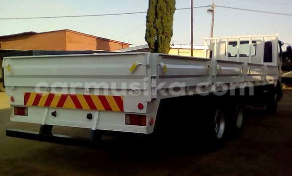 Nunua Ilio tumika Isuzu FTR 850 Nyeupe Lori ndani ya Beitbridge nchini Matabeleland Kusini Nunua Ilio tumika Isuzu FTR 850 Nyeupe Lori ndani ya Beitbridge nchini Matabeleland Kusini