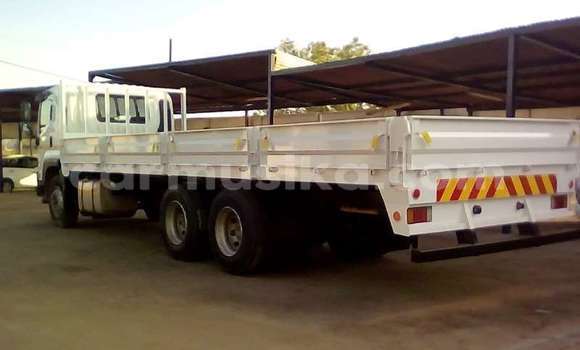Nunua Ilio tumika Isuzu FTR 850 Nyeupe Lori ndani ya Beitbridge nchini Matabeleland Kusini Nunua Ilio tumika Isuzu FTR 850 Nyeupe Lori ndani ya Beitbridge nchini Matabeleland Kusini
