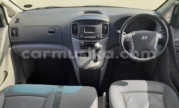 Buy Used Hyundai H1 White Car in Beitbridge in Matabeleland South Buy Used Hyundai H1 White Car in Beitbridge in Matabeleland South