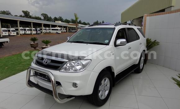 Acheter Occasion Voiture Toyota Fortuner Blanc à Beitbridge, Matabeleland South Acheter Occasion Voiture Toyota Fortuner Blanc à Beitbridge, Matabeleland South