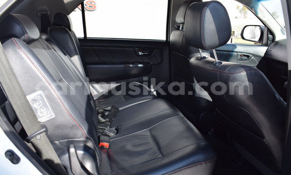 Acheter Occasion Voiture Toyota Fortuner Gris à Beitbridge, Matabeleland South Acheter Occasion Voiture Toyota Fortuner Gris à Beitbridge, Matabeleland South