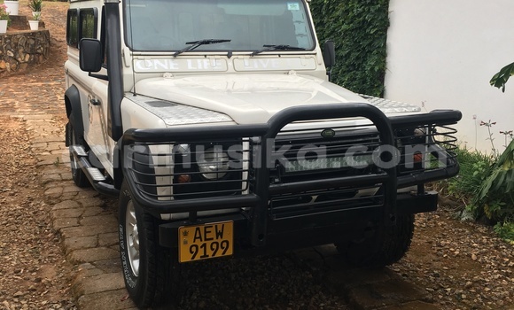 Nunua Ilio tumika Land Rover Defender Nyeupe Gari ndani ya Chipinge nchini Manicaland