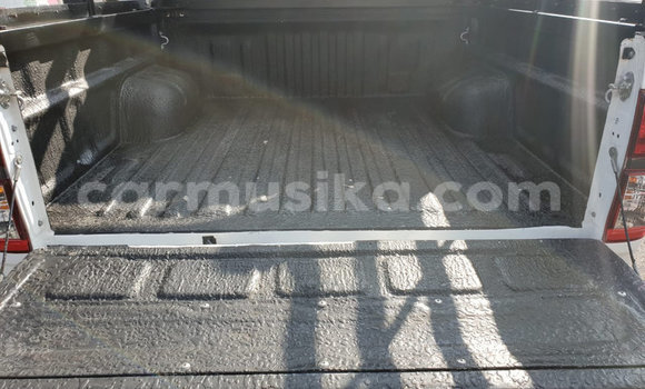 Buy Used Toyota Hilux White Car in Beitbridge in Matabeleland South Buy Used Toyota Hilux White Car in Beitbridge in Matabeleland South