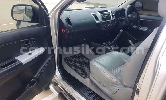 Nunua Ilio tumika Toyota Hilux Fedha Gari ndani ya Beitbridge nchini Matabeleland Kusini Nunua Ilio tumika Toyota Hilux Fedha Gari ndani ya Beitbridge nchini Matabeleland Kusini