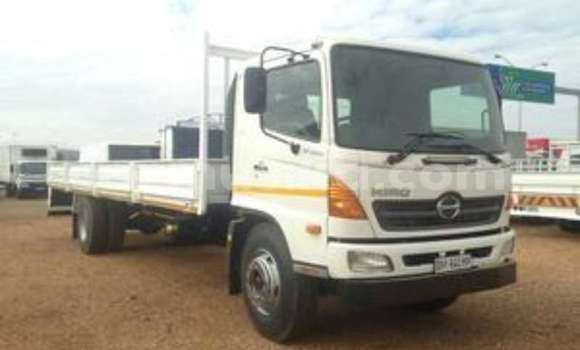 Acheter Occasion Voiture Hindustan Ambassador Blanc à Beitbridge, Matabeleland South Acheter Occasion Voiture Hindustan Ambassador Blanc à Beitbridge, Matabeleland South