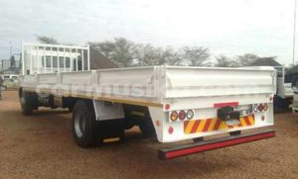 Acheter Occasion Voiture Hindustan Ambassador Blanc à Beitbridge, Matabeleland South Acheter Occasion Voiture Hindustan Ambassador Blanc à Beitbridge, Matabeleland South