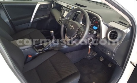 Acheter Occasion Voiture Toyota RAV4 Blanc à Beitbridge, Matabeleland South Acheter Occasion Voiture Toyota RAV4 Blanc à Beitbridge, Matabeleland South
