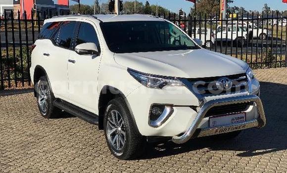 Nunua Ilio tumika Toyota Fortuner Nyeupe Gari ndani ya Beitbridge nchini Matabeleland Kusini Nunua Ilio tumika Toyota Fortuner Nyeupe Gari ndani ya Beitbridge nchini Matabeleland Kusini