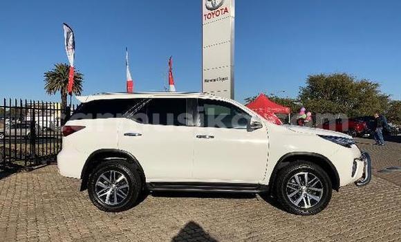 Nunua Ilio tumika Toyota Fortuner Nyeupe Gari ndani ya Beitbridge nchini Matabeleland Kusini Nunua Ilio tumika Toyota Fortuner Nyeupe Gari ndani ya Beitbridge nchini Matabeleland Kusini