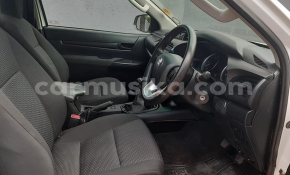 Tenga Tsaru Toyota Hilux Chena Mota in Gweru in Midlands Tenga Tsaru Toyota Hilux Chena Mota in Gweru in Midlands