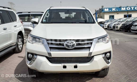 Acheter Import Voiture Toyota Fortuner Blanc à Import - Dubai, Harare Acheter Import Voiture Toyota Fortuner Blanc à Import - Dubai, Harare