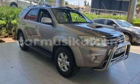 Nunua Ilio tumika Toyota Fortuner Beige Gari ndani ya Beitbridge nchini Matabeleland Kusini Nunua Ilio tumika Toyota Fortuner Beige Gari ndani ya Beitbridge nchini Matabeleland Kusini