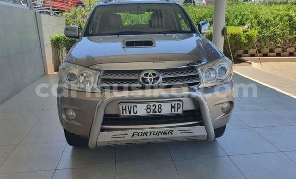 Nunua Ilio tumika Toyota Fortuner Beige Gari ndani ya Beitbridge nchini Matabeleland Kusini Nunua Ilio tumika Toyota Fortuner Beige Gari ndani ya Beitbridge nchini Matabeleland Kusini