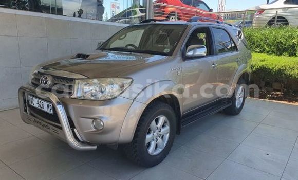 Nunua Ilio tumika Toyota Fortuner Beige Gari ndani ya Beitbridge nchini Matabeleland Kusini Nunua Ilio tumika Toyota Fortuner Beige Gari ndani ya Beitbridge nchini Matabeleland Kusini