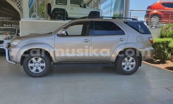 Nunua Ilio tumika Toyota Fortuner Beige Gari ndani ya Beitbridge nchini Matabeleland Kusini Nunua Ilio tumika Toyota Fortuner Beige Gari ndani ya Beitbridge nchini Matabeleland Kusini