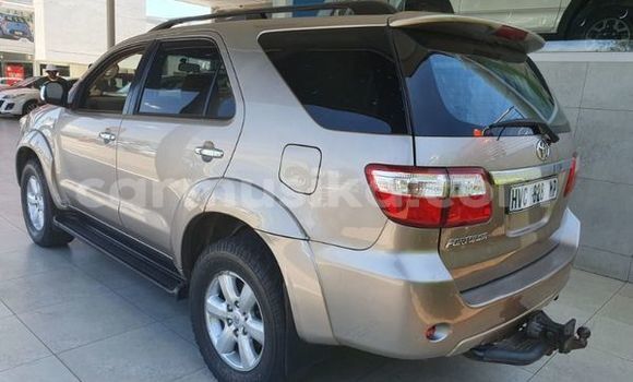 Nunua Ilio tumika Toyota Fortuner Beige Gari ndani ya Beitbridge nchini Matabeleland Kusini Nunua Ilio tumika Toyota Fortuner Beige Gari ndani ya Beitbridge nchini Matabeleland Kusini