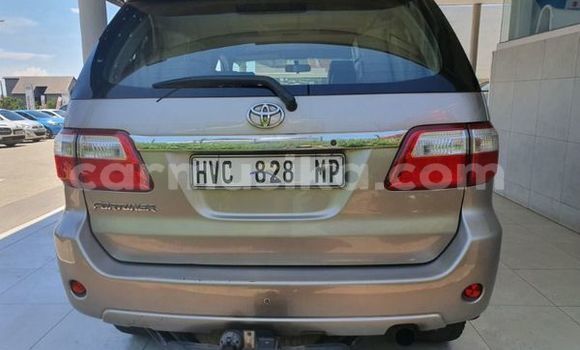 Nunua Ilio tumika Toyota Fortuner Beige Gari ndani ya Beitbridge nchini Matabeleland Kusini Nunua Ilio tumika Toyota Fortuner Beige Gari ndani ya Beitbridge nchini Matabeleland Kusini