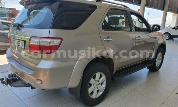 Nunua Ilio tumika Toyota Fortuner Beige Gari ndani ya Beitbridge nchini Matabeleland Kusini Nunua Ilio tumika Toyota Fortuner Beige Gari ndani ya Beitbridge nchini Matabeleland Kusini