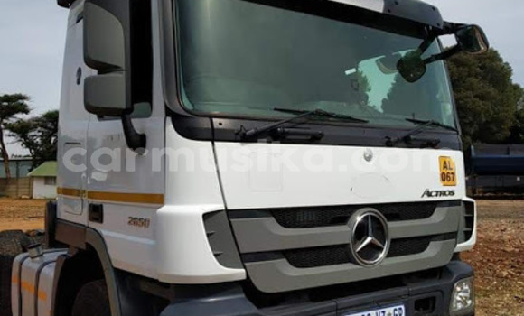 Acheter Occasion Voiture Mercedes‒Benz W186 Blanc à Beitbridge, Matabeleland South Acheter Occasion Voiture Mercedes‒Benz W186 Blanc à Beitbridge, Matabeleland South