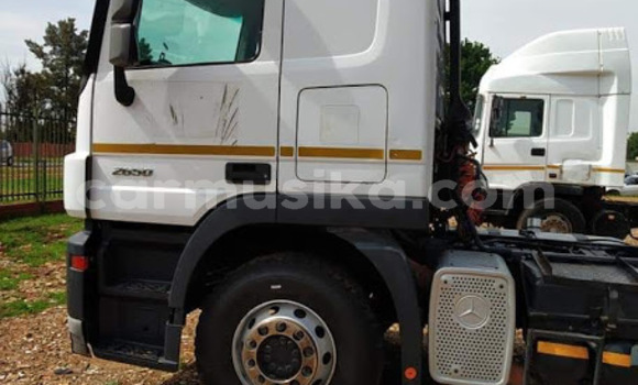 Acheter Occasion Voiture Mercedes‒Benz W186 Blanc à Beitbridge, Matabeleland South Acheter Occasion Voiture Mercedes‒Benz W186 Blanc à Beitbridge, Matabeleland South