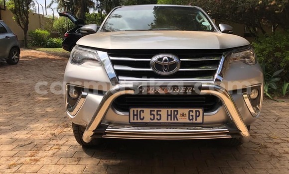 Acheter Occasion Voiture Toyota Fortuner Gris à Beitbridge, Matabeleland South Acheter Occasion Voiture Toyota Fortuner Gris à Beitbridge, Matabeleland South