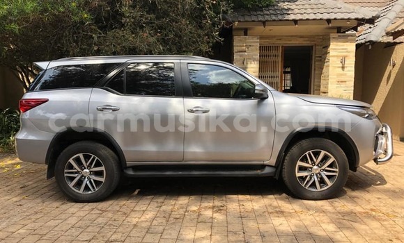 Acheter Occasion Voiture Toyota Fortuner Gris à Beitbridge, Matabeleland South Acheter Occasion Voiture Toyota Fortuner Gris à Beitbridge, Matabeleland South