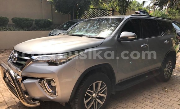 Acheter Occasion Voiture Toyota Fortuner Gris à Beitbridge, Matabeleland South Acheter Occasion Voiture Toyota Fortuner Gris à Beitbridge, Matabeleland South