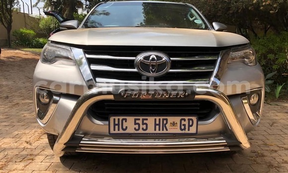 Acheter Occasion Voiture Toyota Fortuner Gris à Beitbridge, Matabeleland South Acheter Occasion Voiture Toyota Fortuner Gris à Beitbridge, Matabeleland South