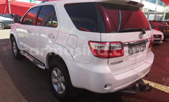 Acheter Occasion Voiture Toyota Fortuner Blanc à Beitbridge, Matabeleland South Acheter Occasion Voiture Toyota Fortuner Blanc à Beitbridge, Matabeleland South