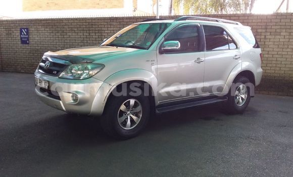 Acheter Occasion Voiture Toyota Fortuner Gris à Beitbridge, Matabeleland South Acheter Occasion Voiture Toyota Fortuner Gris à Beitbridge, Matabeleland South