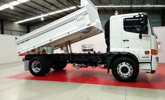 Buy Used Hino Ranger White Truck in Beitbridge in Matabeleland South Buy Used Hino Ranger White Truck in Beitbridge in Matabeleland South