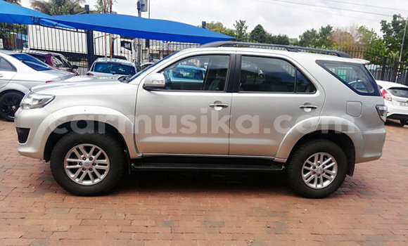 Nunua Ilio tumika Toyota Fortuner Fedha Gari ndani ya Beitbridge nchini Matabeleland Kusini Nunua Ilio tumika Toyota Fortuner Fedha Gari ndani ya Beitbridge nchini Matabeleland Kusini
