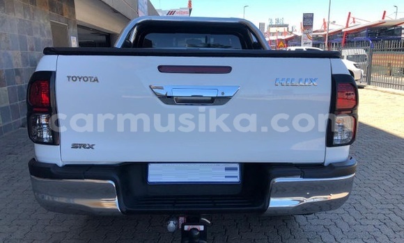 Buy Used Toyota Hilux White Car in Beitbridge in Matabeleland South Buy Used Toyota Hilux White Car in Beitbridge in Matabeleland South