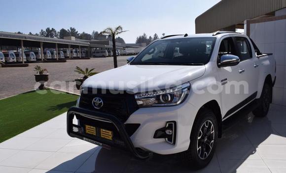 Buy Used Toyota Hilux White Car in Beitbridge in Matabeleland South Buy Used Toyota Hilux White Car in Beitbridge in Matabeleland South