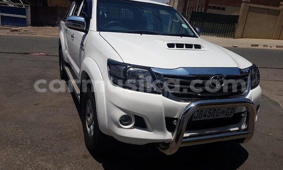 Buy Used Toyota Hilux White Car in Beitbridge in Matabeleland South Buy Used Toyota Hilux White Car in Beitbridge in Matabeleland South