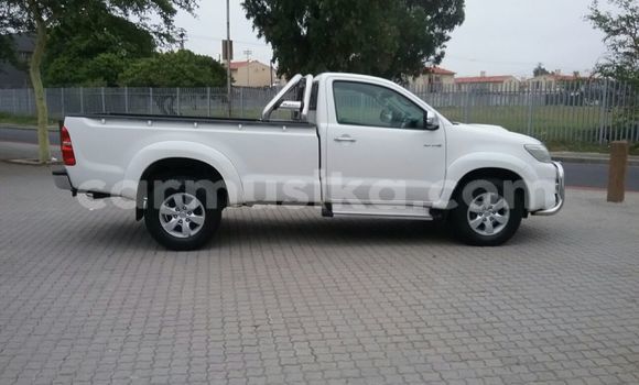 Nunua Ilio tumika Toyota Hilux Nyeupe Gari ndani ya Bulawayo nchini Bulawayo Nunua Ilio tumika Toyota Hilux Nyeupe Gari ndani ya Bulawayo nchini Bulawayo