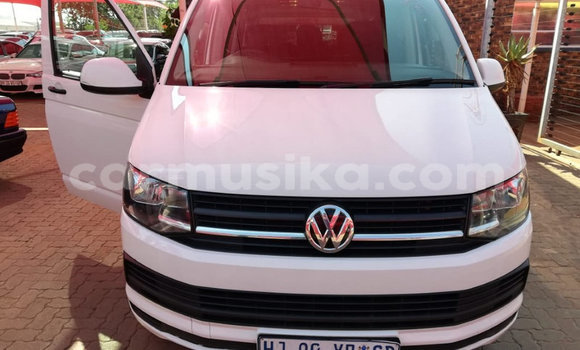 Buy Used Volkswagen Caravelle White Car in Beitbridge in Matabeleland South Buy Used Volkswagen Caravelle White Car in Beitbridge in Matabeleland South